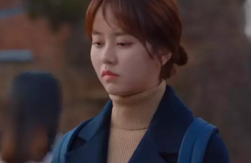 韩国当红小花肿成胖头鱼，颜值崩塌被骂活该，谁让她出演抄袭剧