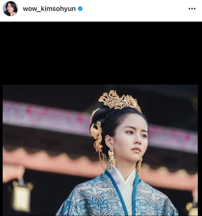 韩国当红小花肿成胖头鱼，颜值崩塌被骂活该，谁让她出演抄袭剧