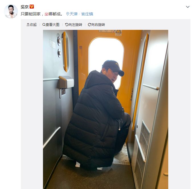 吴京带小板凳坐火车回家，角落里一脸颓废，抢不到坐票好可怜