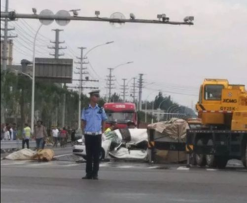 监控曝光！淄博一轿车被重20多吨钢卷砸扁！车上一人当场身亡！