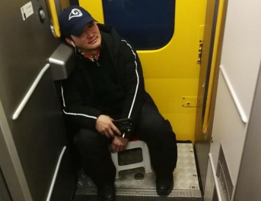 放着奔驰法拉利不开，“战狼”吴京为何要自备小板凳坐火车回家呢？