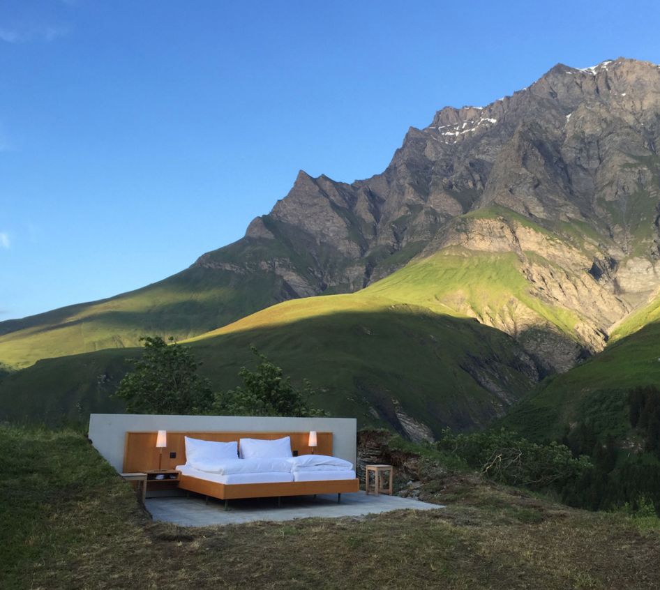 瑞士造酒店，没墙也没顶，只有一张床