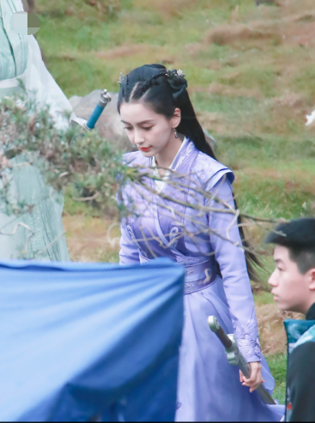 Angelababy资源降级?新剧搭档五线男明星,31岁脸瘪下垂显老态!