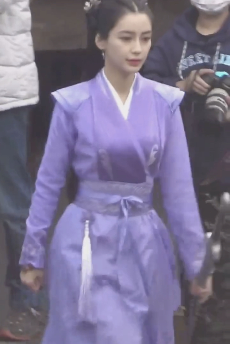 Angelababy资源降级?新剧搭档五线男明星,31岁脸瘪下垂显老态!