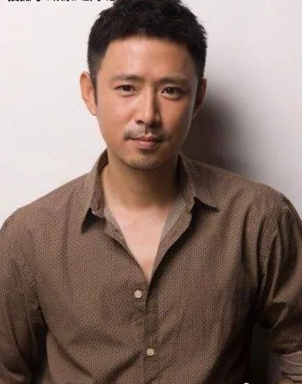妻子拍戏坠马致瘫痪，他放弃大好事业不离弃，今妻子爆火他却无名