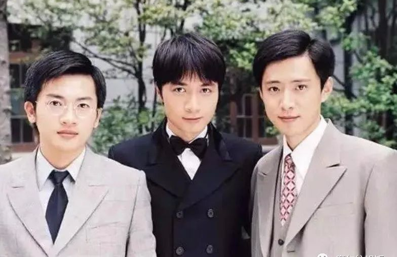 妻子拍戏坠马致瘫痪，他放弃大好事业不离弃，今妻子爆火他却无名