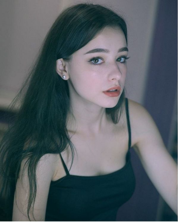 俄罗斯18岁的姑娘，肤白貌美大长腿、美艳清纯随意切换！