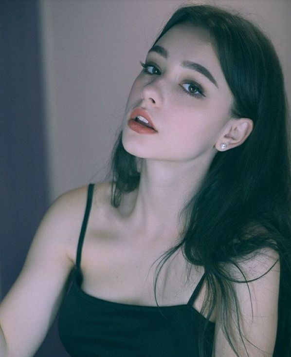 俄罗斯18岁的姑娘，肤白貌美大长腿、美艳清纯随意切换！