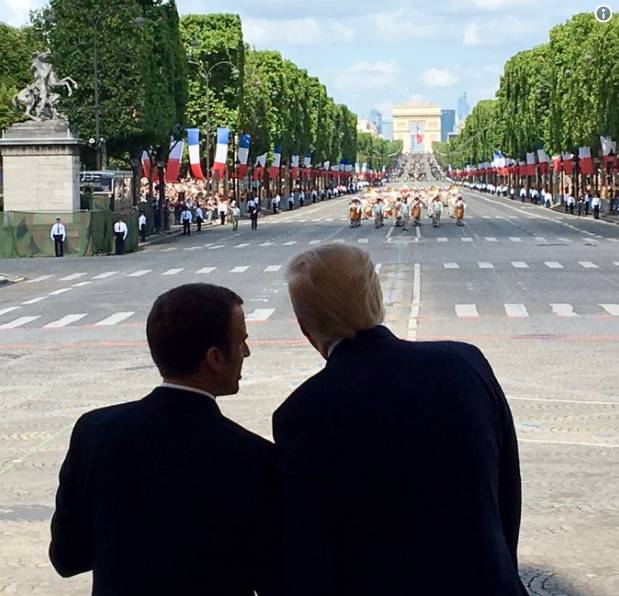 法国国庆阅兵：..新加坡受邀、摩托车手在总统面前翻车