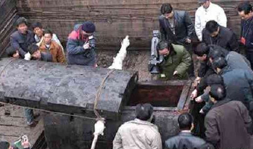 清朝古墓挖出7岁小女孩，枯坐棺中三百年，金银散落成堆