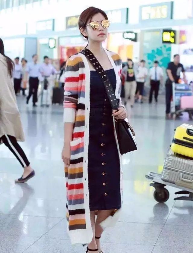 陈妍希出席活动，在裙子上缝了两块布，网友：陈晓不管管吗？