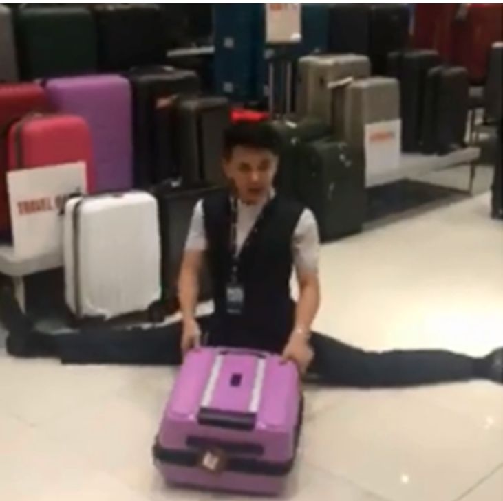 菲律宾华人行李箱推销员居然这样吸引顾客！