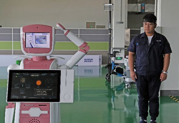 养老机器人，不是要变成机器囚笼 | 新京报专栏